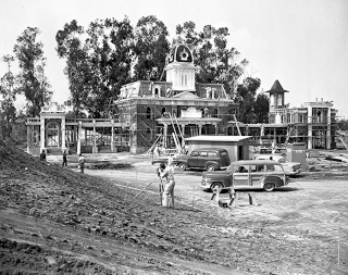 Illustration for article titled Cómo se construyó el primer Disneyland hace ahora 60 años